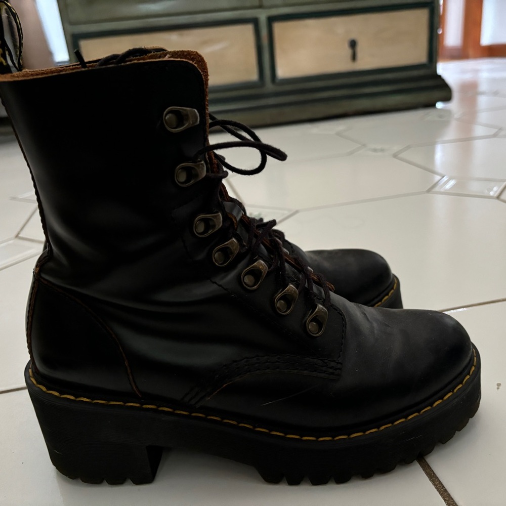 Doc Marten Leona